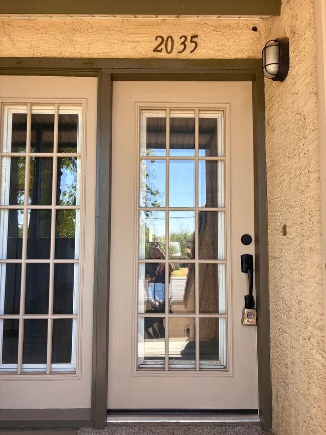 Building Photo - **SLEEK 1 BEDROOM/1 BATHROOM/LOFT/1 CAR GARAGE CONDO IN MESA (BROWN RD & CENTER ST)**