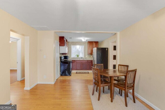 Building Photo - 695 Trout St