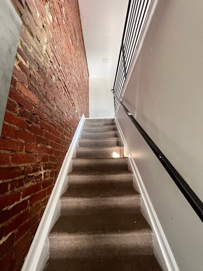 Building Photo - 1867 Clarence St