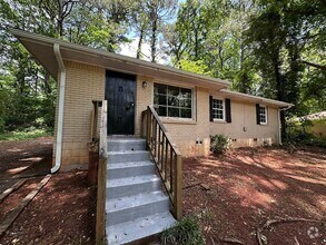 Building Photo - 4 bed and 2 bath in Decatur!