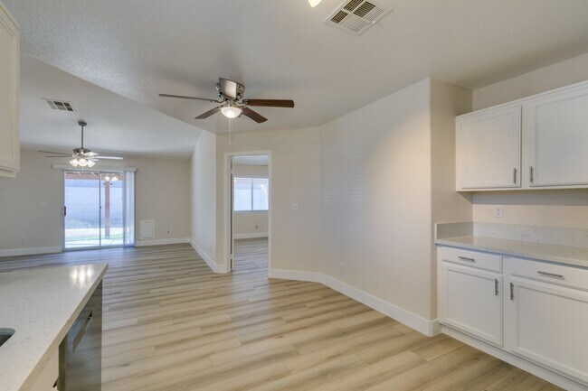 Building Photo - Charming 3-Bed, 2-Bath Single-Story Home i...