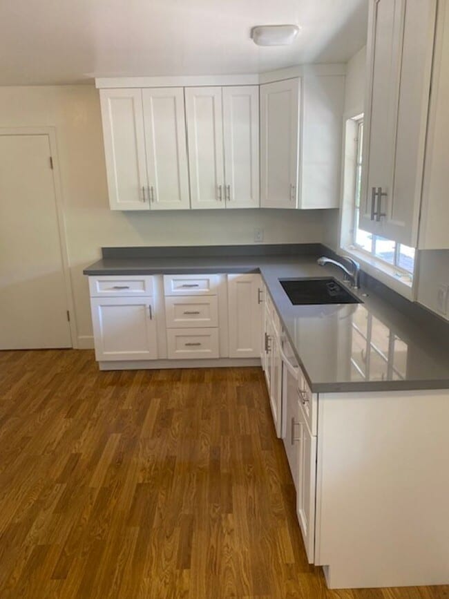 Building Photo - Lovely and spacious 3BR 2BA home with additional Family Room