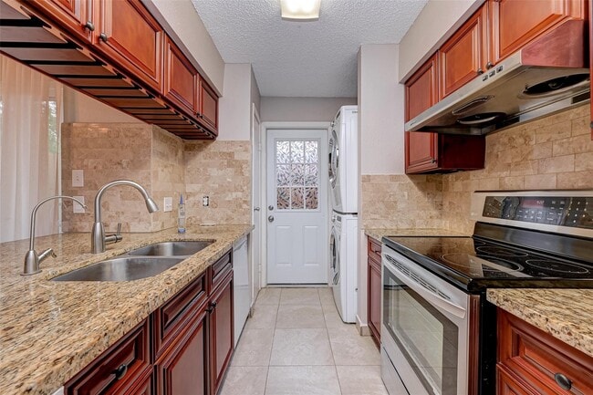 Building Photo - 10615 Briar Forest Dr