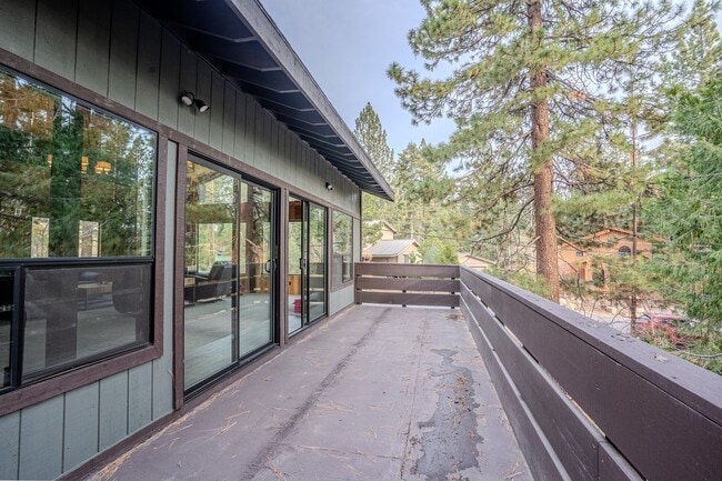 Building Photo - SKI LEASE:  Family Home with 1-Car Garage, Gas Fireplace, Bonus Room, Near Northstar