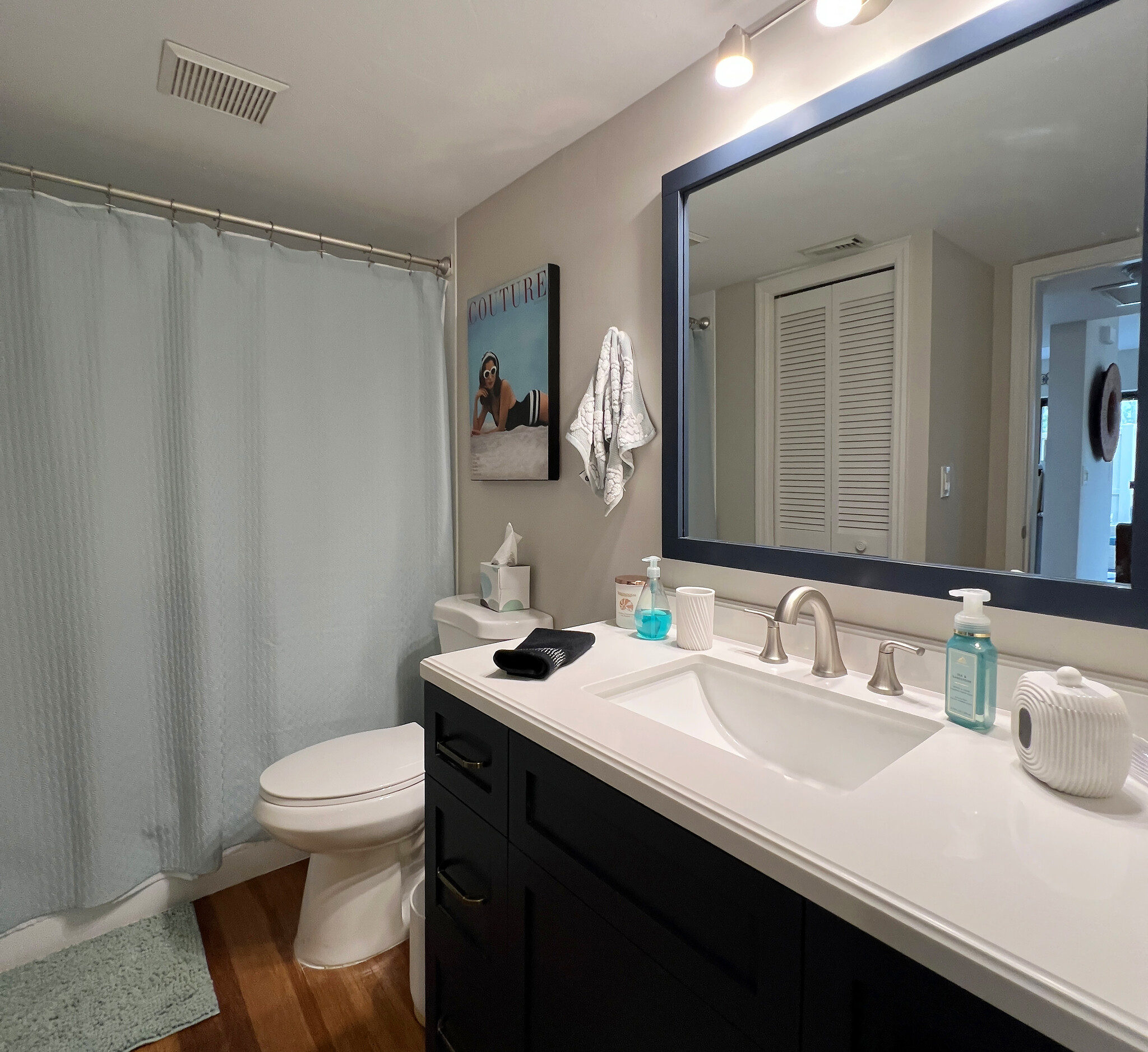 Guest bath with tub - 13193 Whitehaven Ln