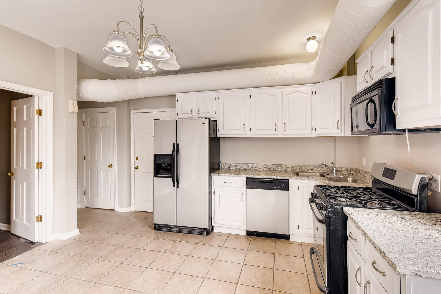 Kitchen - 2000 W Roscoe St