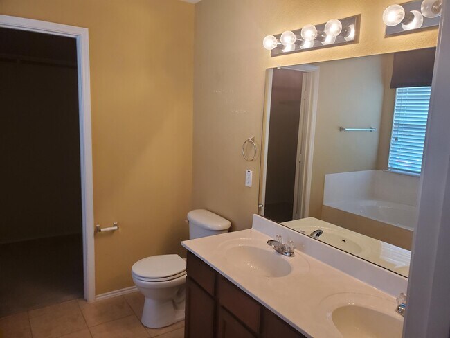 Building Photo - 109 S Creek Bend Dr