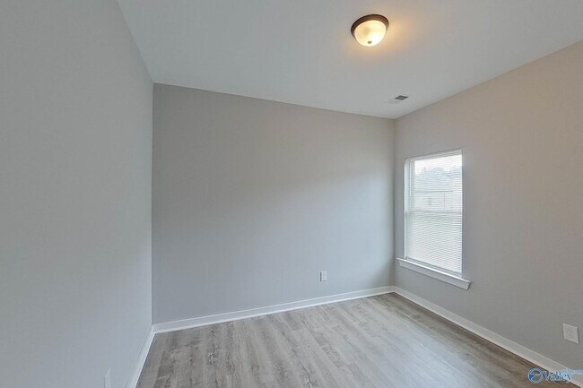 Building Photo - 520 White Oak Cir