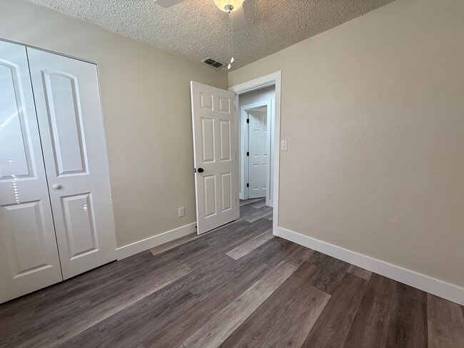 Building Photo - 3 Bedroom/1 Bathroom Single Family Home