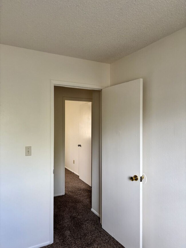 Building Photo - AVAILABLE IMMEDIATELY - LARGE 3 BED/2 BATH...