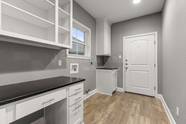 Building Photo - 19 N Shore Cir