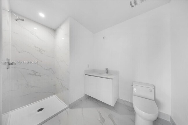 Building Photo - 700 NE 24th St