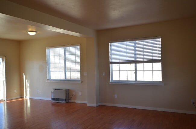 Building Photo - Hardwood floors, Master Suite, Great Storage!