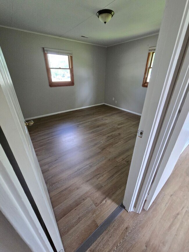 Building Photo - 2 Bedroom Ranch Home in Fairborn - Just Re...