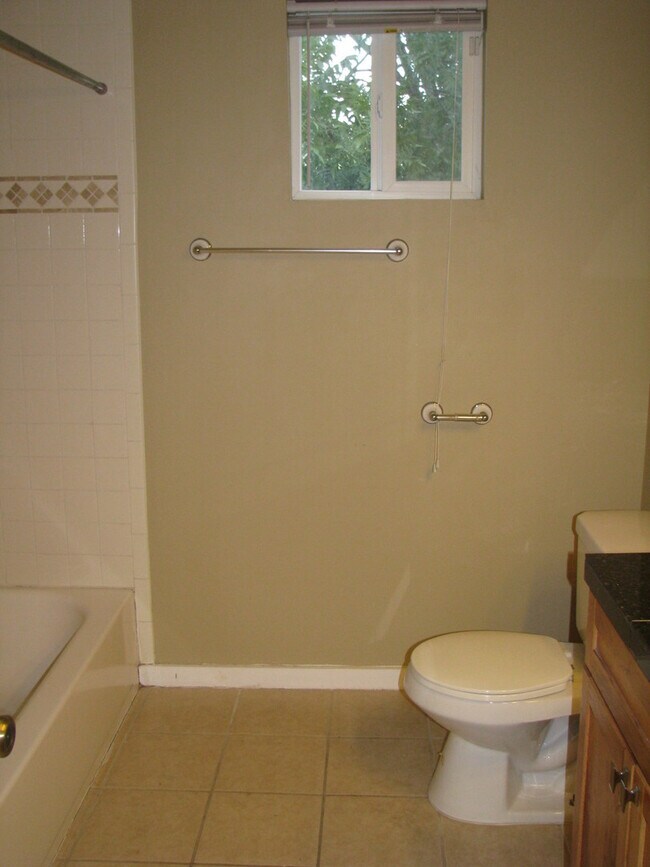 Building Photo - UT PRE-LEASE: North Campus 6 bed / 3 bath Remodel, High-End Kitchen Features SS Appliances, Wood ...