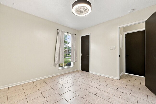 Building Photo - 1510 Royal Palm Dr
