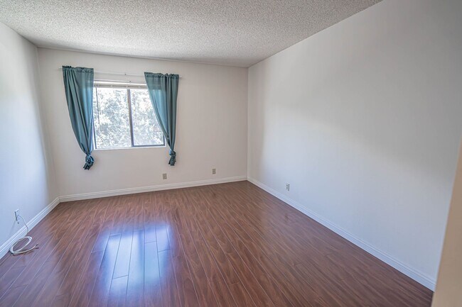 Building Photo - Canyon Oaks 2 Bedroom Rental Home in Canyon Country.