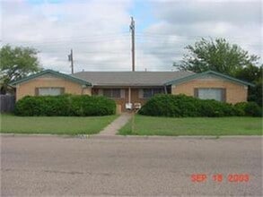 Building Photo - COMING SOON!!! Preschedule your tour for the 29th and 30th!!