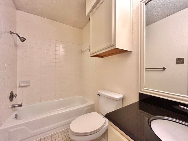 Building Photo - Beautiful and Spacious 3 BR / 2.5 BA Home ...
