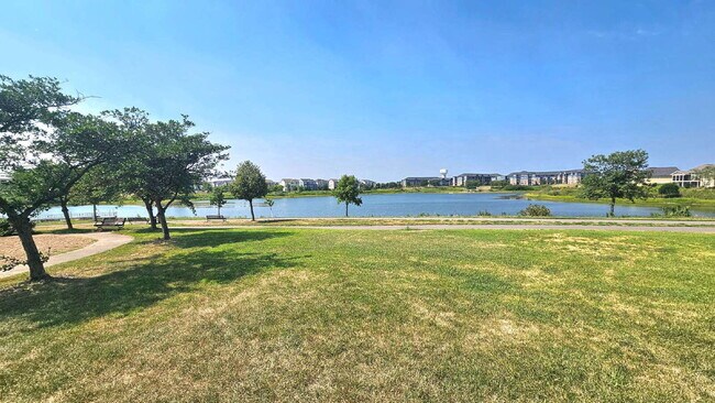 Building Photo - "Spacious 4-Bedroom Townhouse Retreat in Apple Valley - Modern Living with Ample Space!"
