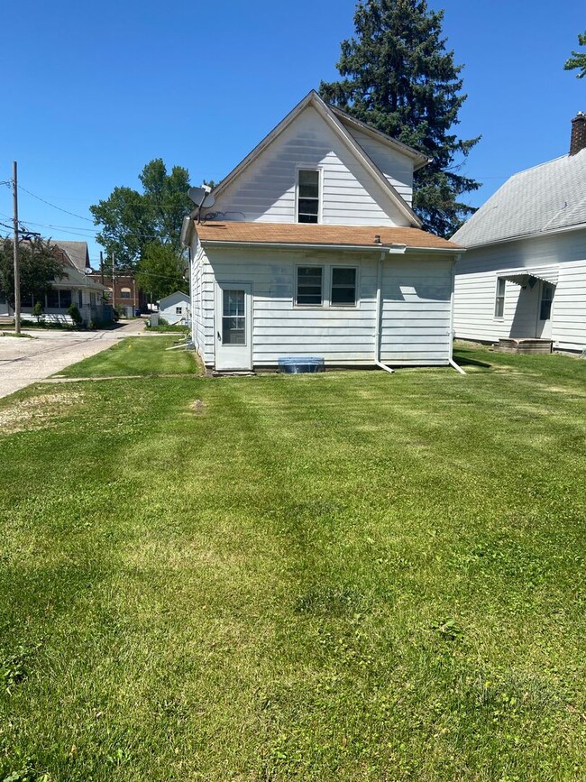 Building Photo - 2 bed 1 bath Moline house!