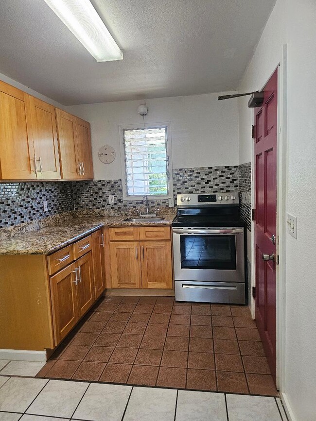Primary Photo - 66-923-923 Heau Pl