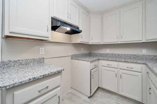 Building Photo - Now Available! Newly Renovated 4-Bedroom H...