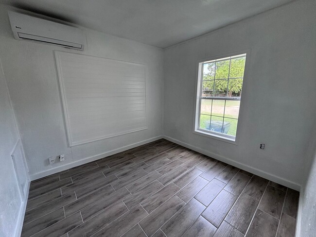 Building Photo - Coming Soon - Cute 2 bedroom, 1 bathroom h...