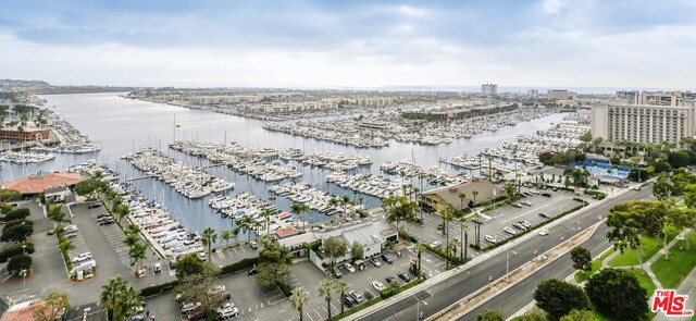 Building Photo - 13700 Marina Pointe Dr