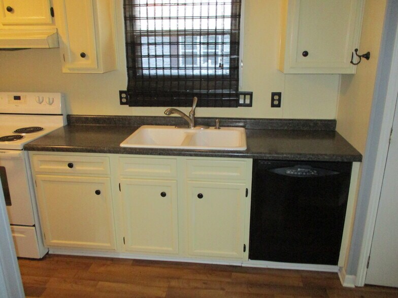 Building Photo - 38 Poplar Dr