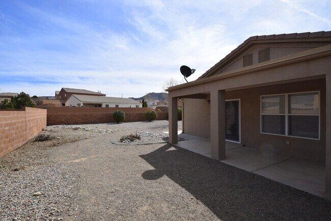 Building Photo - Amazing 3 Bedroom Home Near KAFB!