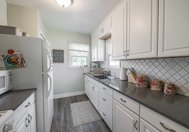 Building Photo - 915 E Ave E