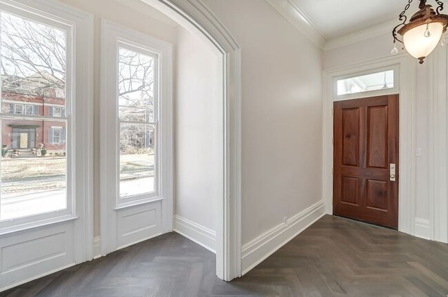 Building Photo - 2701 Cleinview Ave