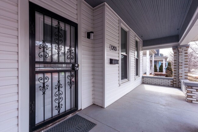 Building Photo - 1203 S Preston St