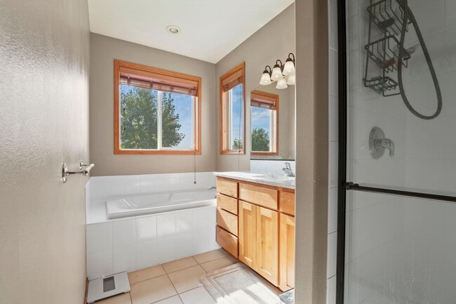 Building Photo - Beautiful 3 bedroom 2 bath Home On The Pla...