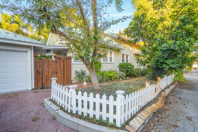 Building Photo - 1234 Beach Dr NE