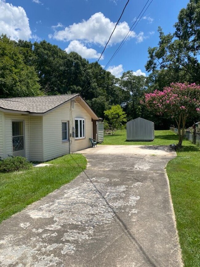Building Photo - Quiet Living and close to the Back Gate
