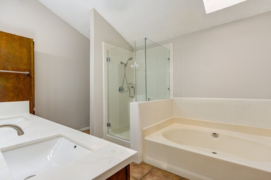 Building Photo - 8418 Mosshang Ct