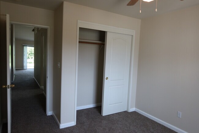 Building Photo - 10100 Grand View Summit Dr