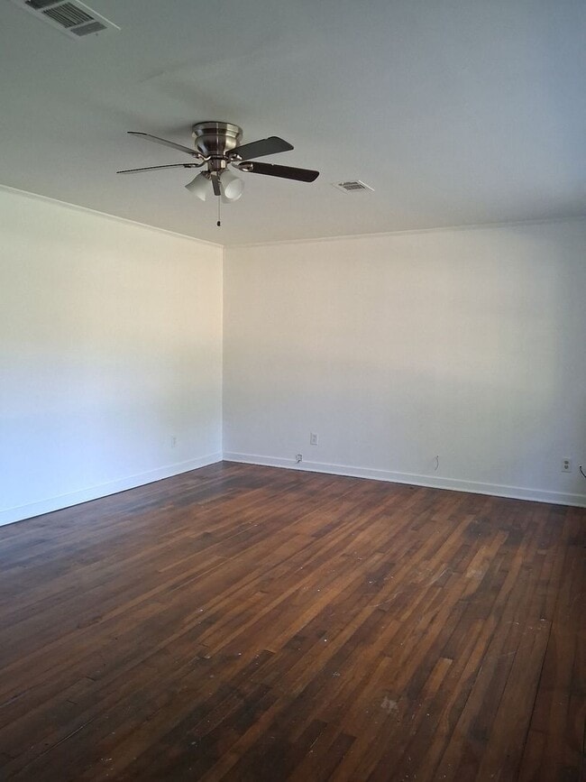 Building Photo - 1826 Wisteria Dr