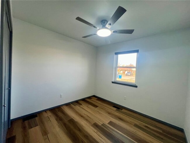 Building Photo - 902 SE G St