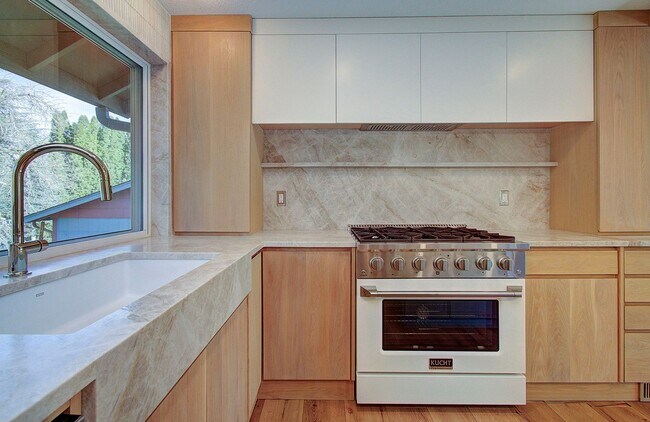 Building Photo - Spacious 4bd 2.5ba Home - Avail. Now!