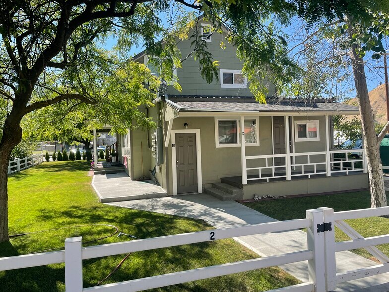4plex rear view - 203 S Division St