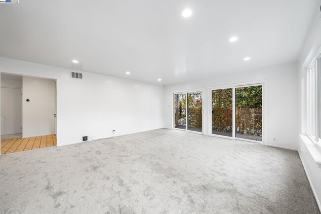 Building Photo - 695 Mariposa Ave