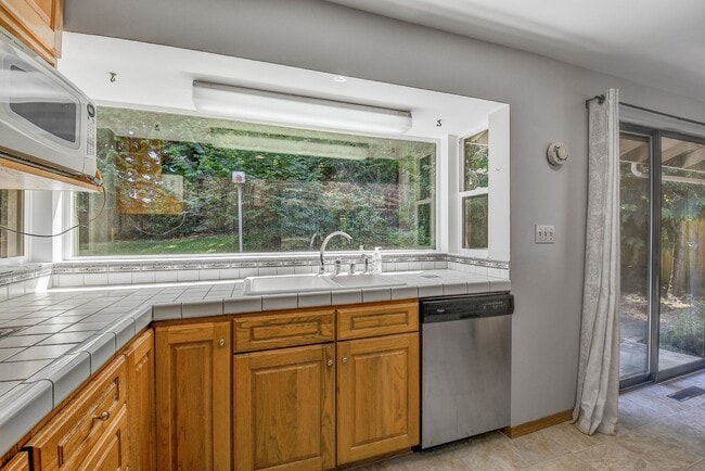 Building Photo - 3bd/2.5ba Bellevue Home