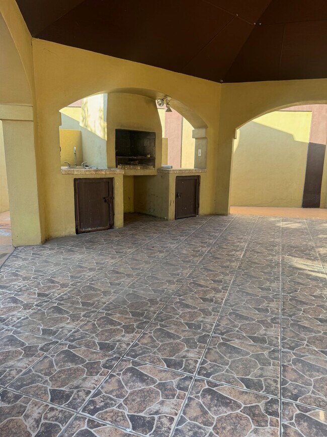 Building Photo - 3102 E Plum St