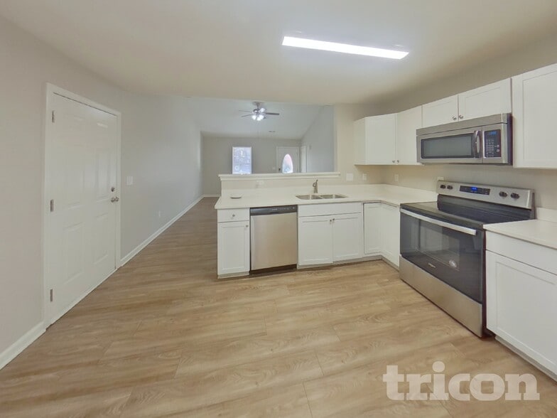 Building Photo - 705 Continental Dr