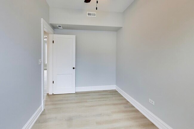 Building Photo - 2114 W Byron St