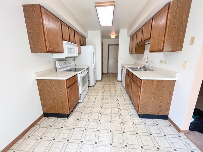 Building Photo - 1005 Greenwood Cir