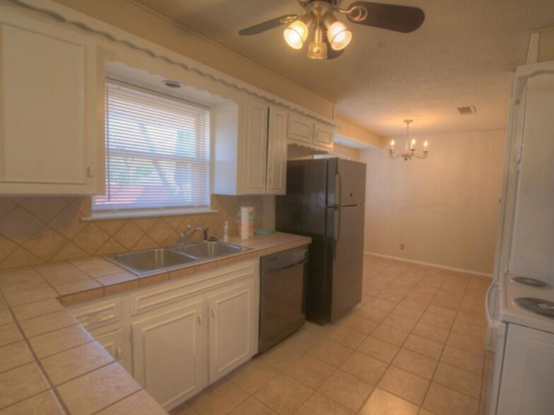 Building Photo - 801 Canyon Ridge Dr